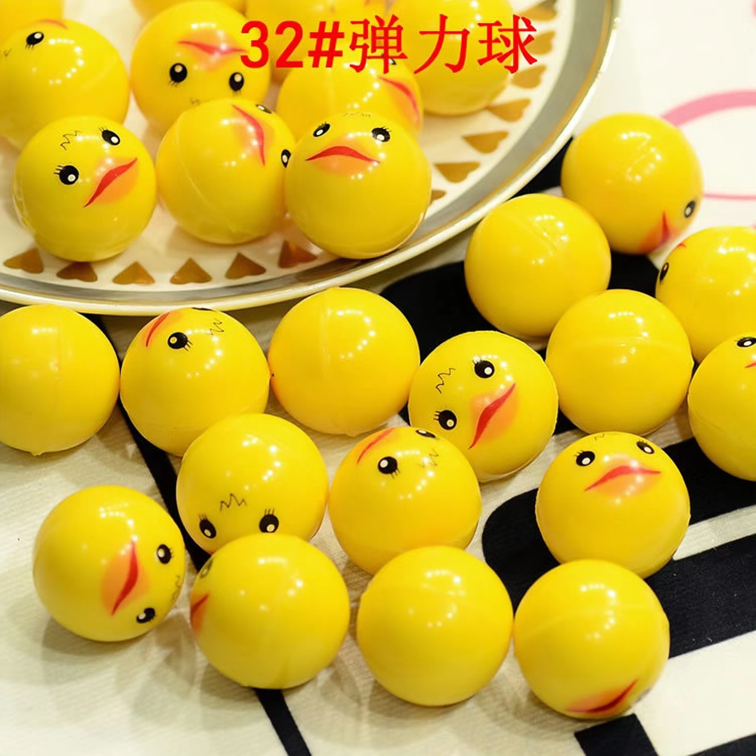 Party Games Egg - 32mmの弾むボール、プラスチックボール、小さな黄色いアヒルのゲームボール、ねじりマシン、卵ねじりおもちゃ