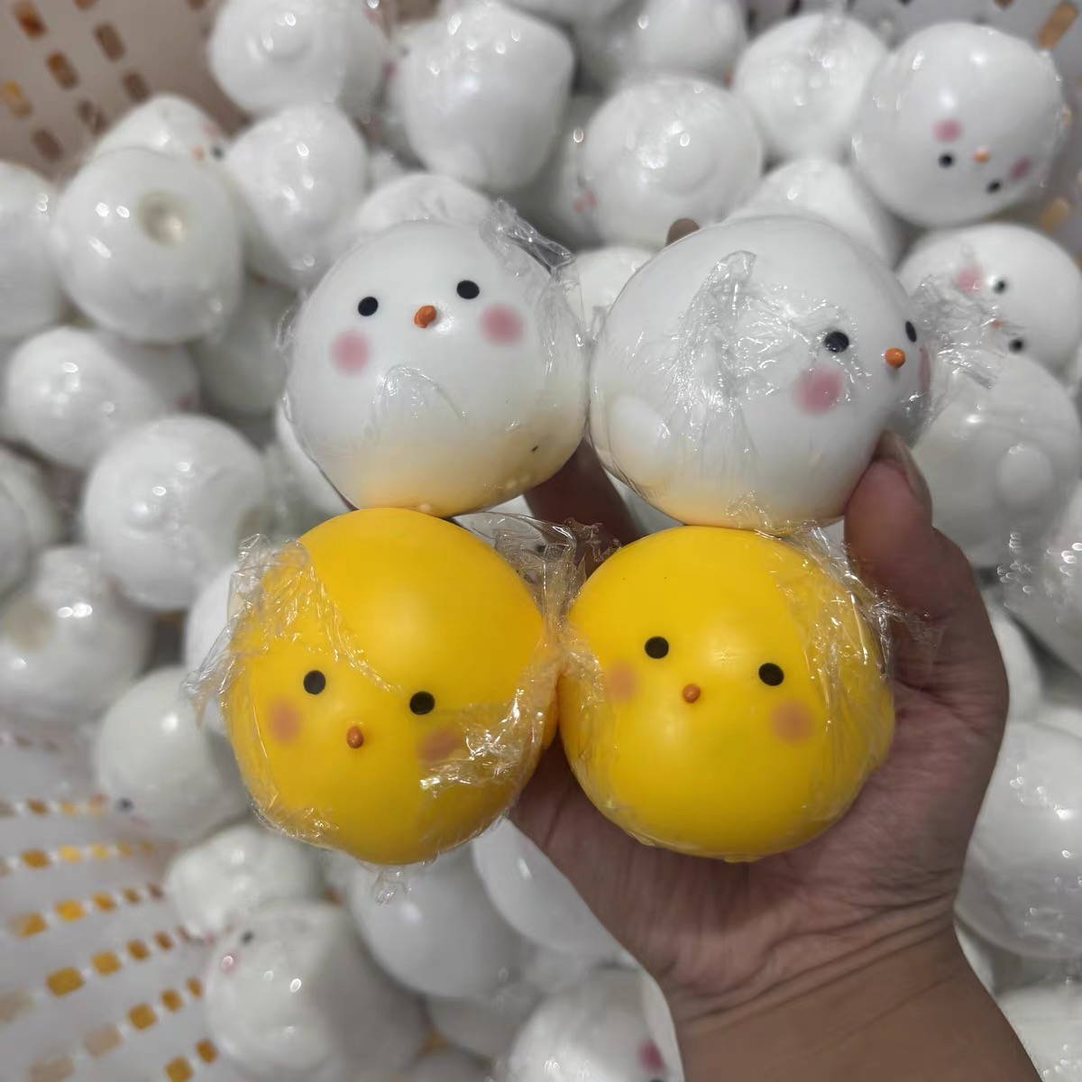 カリカリボール かわいい黄色と白のチキン型 ソフトピンチで日 - Party Games Spy のレビューと価格